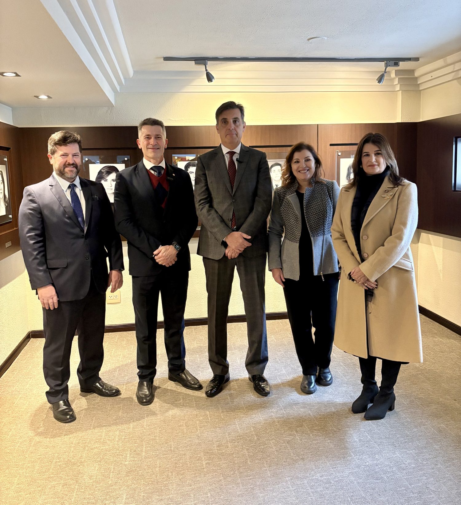 Autoridades da Procuradoria Regional do Trabalho da 9ª Região em frente à Galeria dos Procuradores-Chefes