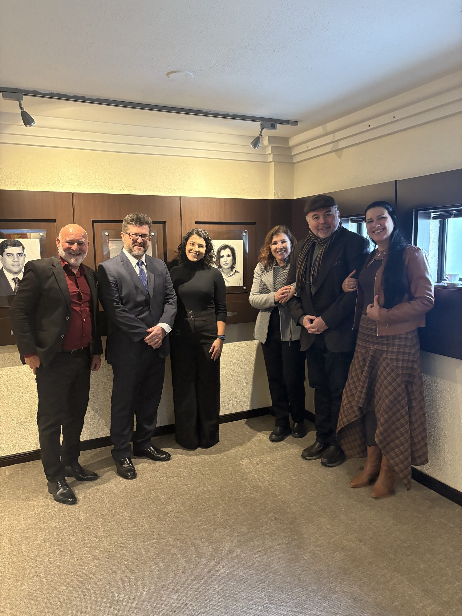Grupo de convidados reunidos na Galeria dos Procuradores-Chefes